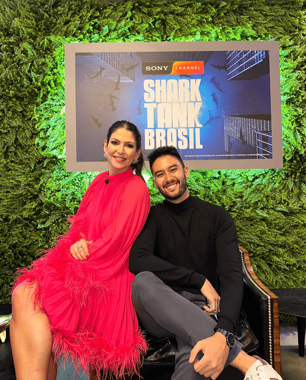 Rafael Kenji com sua esposa no Shark Tank Brasil