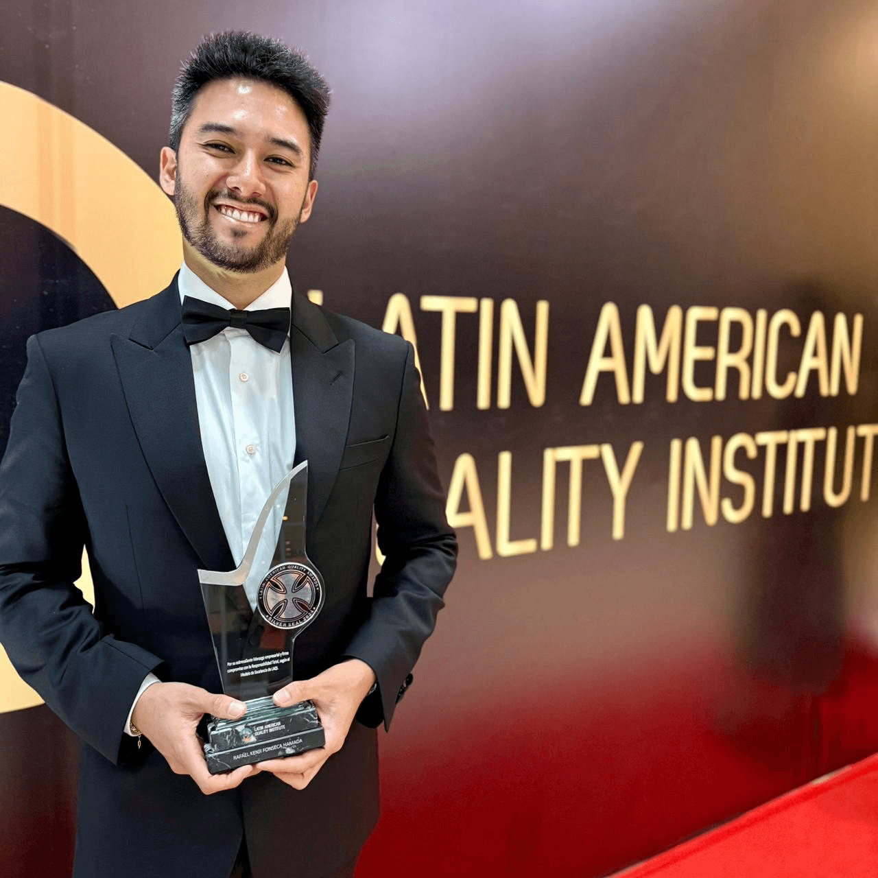 Rafael Kenji recebendo prêmio Latin American Quality Awards